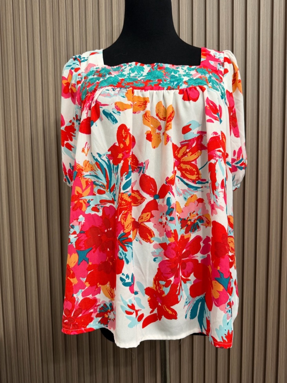 Savanna Jane Embroidery Short Sleeve Top with Red & Pink Blooms Size Small - Picture 2 of 11